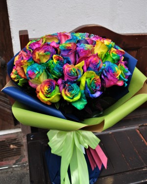 Buchet trandafiri Rainbow at Heart Buchet trandafiri Rainbow at Heart