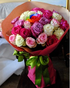 Buchet trandafiri Rainbow at Heart